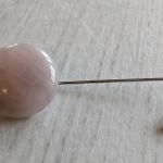 Pin/zapinka do marynarki z kwarcem - Rozpięta broszka
