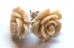 Kremowe róże, różyczki z korala, kolczyki na srebrnych sztyftach