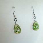 Zielone kwiaty zatopione w szkle, delikatne kolczyki - 