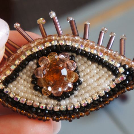 Ochronna broszka ze złotym złym okiem amulet