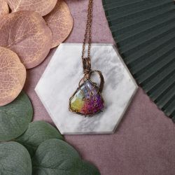 Miedziany wisior wire wrapping z tęczową druzą #219