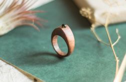 Elegancki drewniany pierścionek z peridotem