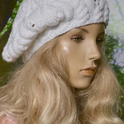 Beret z warkoczem w kolorze białym 