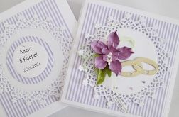 Kartka W DNIU ŚLUBU z fioletowym kwiatem