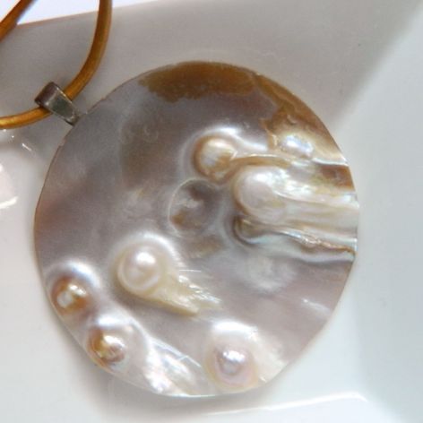 Nienarodzone perły w muszli, piękny wisiorek