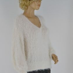 Pierzasty sweterek w kolorze mleczno białym