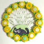 Kotek szaraczek wśród kwiatów - dekoracja ścienna - 