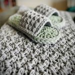 Kapcie relaksujące - projekt autorski - przyjemność dla stóp - Szara Szałwia -super zgrywa się z chodnikiem łazienkowym