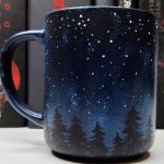 Ręcznie malowany kubek z nocnym lasem - tył