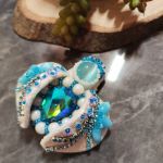 Broszka Żuk ręcznie robiona biżuteria - Haftowana ręcznie koralikami, kryształkami i perełkami – dopracowana w każdym detalu.