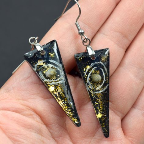 kosmiczne kolczyki sztyfty z żywicy -trójkątne