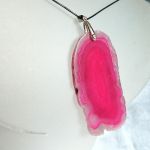 Duży, różowy nieregularny surowy agat fiksja, wisior na rzemieniu - 