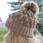 Czapka bąblowa z pomponem w kolorze beżowym - ciepła czapka