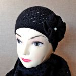 Czapka z czarnym kwiatem i perłą - 