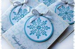 Kartka świąteczna ze śnieżynkową bombką