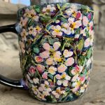 Czarny, porcelanowy kubek ręcznie malowany Kot na jabłoni  - 