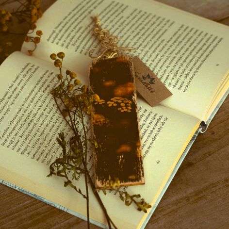 Zakładka do książki z kwiatem wrotyczu