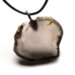 Szary nieregularny surowy plaster agatu, wisior na rzemieniu - 