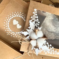 023,bawełniana rocznica ślubu z kwiatem bawełny