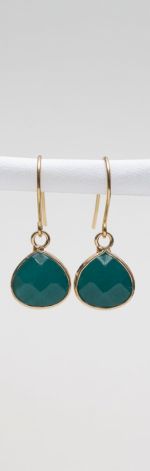 Kolczyki w złotej oprawie z jadeitem.