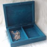 płaska szkatułka na biżuterię z ważkami - wnętrze w użyciu