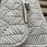 Torebka „Biała Elegancja” – ręcznie wykonana, z połyskującym splotem - Staranne wykonanie, geometryczny splot i wysokiej jakości materiał tworzą niepowtarzalny efekt.