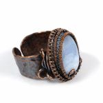 Miedziany pierścionek z niebieski agatem - szeroka obrączka z agatem
