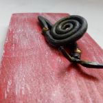 Domowy ślimak na desce - ujęcie z boku