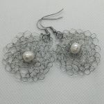 Kolczyki szydełkowe z naturalną perłą - Szydełkowe kolczyki z drutu miedzianego posrebrzanego z perłą