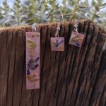 Komplet biżuterii (wisiorek i kolczyki) z żywicy - Różowy Szept Natury - 2