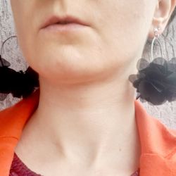 Czarne kwiaty kolczyki koła,  biżuteria na wakacje 