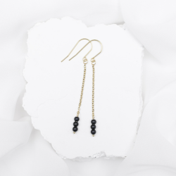 Delikatne kolczyki na łańcuszkach z onyksem.