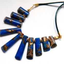 Granatowy jaspis z pirytem, elegancka kolia w złotej oprawie.