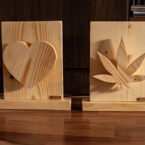 Drewniana lampa nocna, marihuana