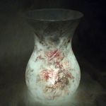 lampion-wazon z herbacianymi różami - w ciemności