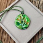 Leśna Kropla – zielony wisiorek z motywem roślinnym - 4