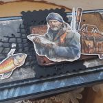 Czekoladownik z wędkarzem - Z boku