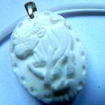 Wisiorek z białego jadeitu, płaskorzeźba byk, medalion - 