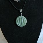 Zielony jaspis w kształcie dyni, oryginalny wisiorek na rzemyku - 