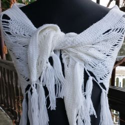 Biała chusta z frędzlami.