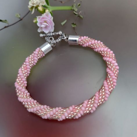 Bransoletka Z Różowych Koralików Sznur Z Serduszkiem 25.17