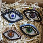 Ręcznie wykonana broszka z symbolem złego oka - Ta broszka jest częścią większej kolekcji