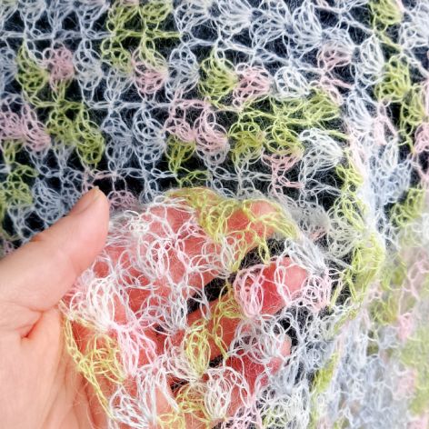 Długi pastelowy szal mgiełka