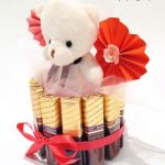 Walentynki Biały Miś z czekoladkami Merci i sercami - Słodki prezent