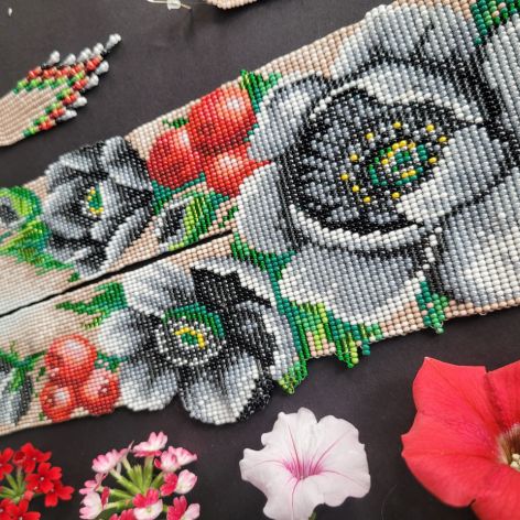 Naszyjnik gerdan koralikowy Anemone i Brusznice z frędzliami