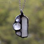 Trzy do jednego - kamienny wisior