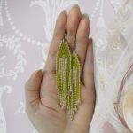 Kolczyki Wasabi limonkowe frędzelki styl boho - proporcje na dłoni