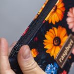 Etui na klucze z czarnego weluru w kolorowe kwiaty – handmade - 
