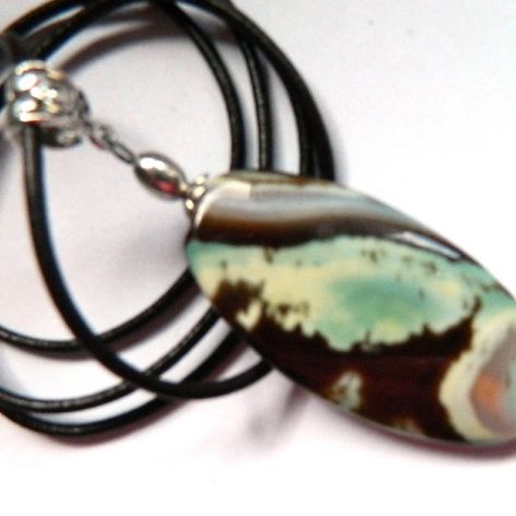 Wielobarwny agat turitella, piękny kamień, wisiorek na rzemyku