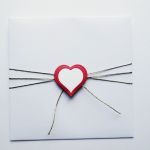 Kartka na ślub z czerwonymi kwiatami retro  - Kartka na ślub w ozdobionej kopercie